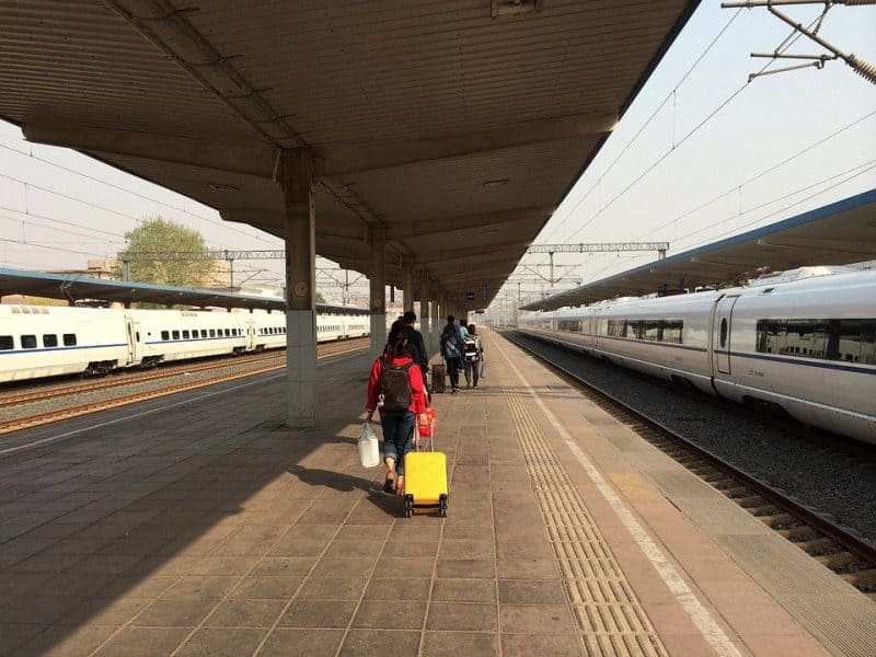 tineri tren bagaje excursie vacanta