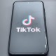 Câte ore stă un român pe TikTok
